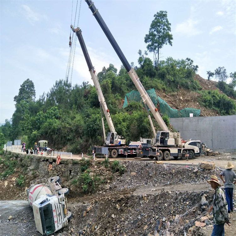 九龙汽车掉沟里叫吊车救援要多少钱
